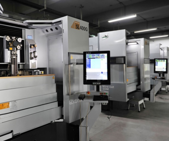 ���a����